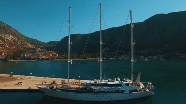 En stor yacht står på piren i bukten Kotor, Montenegro. Antenn material — Stockvideo