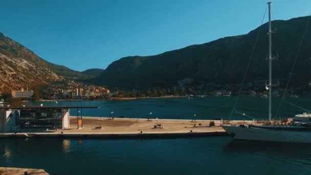 Ένα μεγάλο ιστιοπλοϊκό σκάφος στέκεται στην αποβάθρα, στο κόλπο του Κότορ, Μαυροβούνιο. Εναέρια πλάνα — Αρχείο Βίντεο