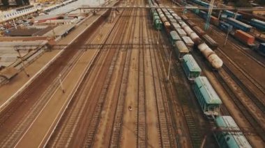 Demiryolu hatları ve yük trenleri bir sürü tren yarda. Hava
