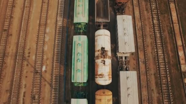 多くの鉄道線と貨物列車の鉄道ヤード。空中 — ストック動画