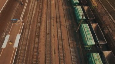 Demiryolu hatları ve yük trenleri bir sürü tren yarda. Hava