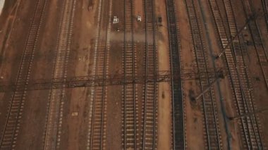 Demiryolu hatları ve yük trenleri bir sürü tren yarda. Hava