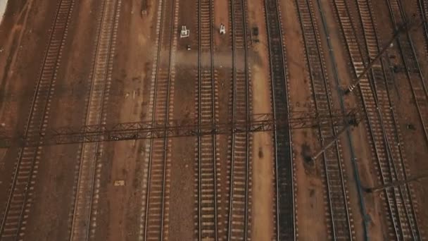 Pátio ferroviário com um monte de linhas ferroviárias e trens de carga. Aviação — Vídeo de Stock