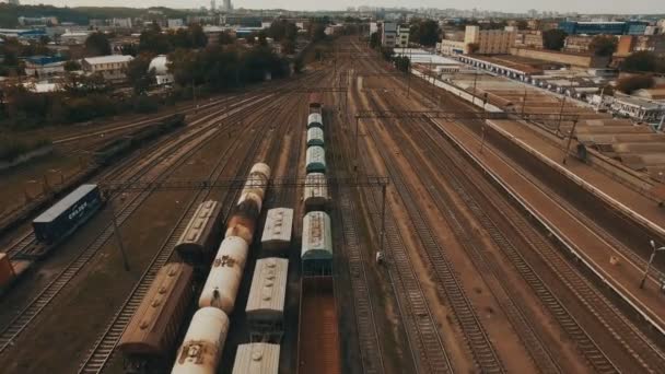 铁路堆场有很多铁路线和货运列车。空中 — 图库视频影像