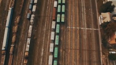 Demiryolu hatları ve yük trenleri bir sürü tren yarda. Havadan görüntüleri