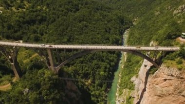 Uçuş Tara River Canyon köprüden Djurdjevica üzerinde. Karadağ.