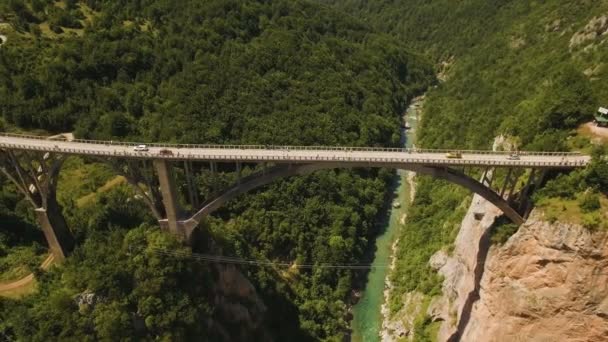 Πτήση πάνω από το φαράγγι του ποταμού Τάρα γεφυρώνει τις Djurdjevica. Μαυροβούνιο. — Αρχείο Βίντεο
