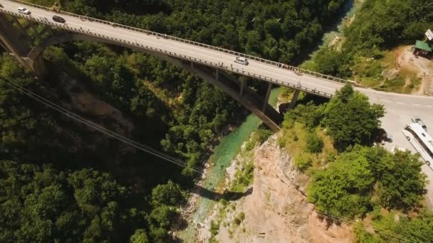 Πτήση πάνω από το φαράγγι του ποταμού Τάρα γεφυρώνει τις Djurdjevica. Μαυροβούνιο. — Αρχείο Βίντεο