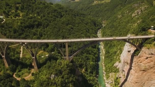 Let nad Djurdjevica mostem přes kaňon řeky Tara. Černá Hora. — Stock video