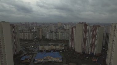 Hava dron görüntüleri gri distopik kentsel alanın aynı evleriyle