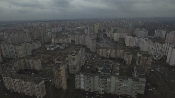 Відеозапис повітряного безпілотника сірої дистопічної міської зони з ідентичними будинками — стокове відео