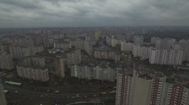 Hava dron görüntüleri gri distopik kentsel alanın aynı evleriyle