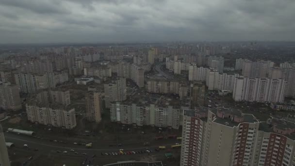 Drohnenaufnahmen vom grauen dystopischen Stadtgebiet mit identischen Häusern — Stockvideo