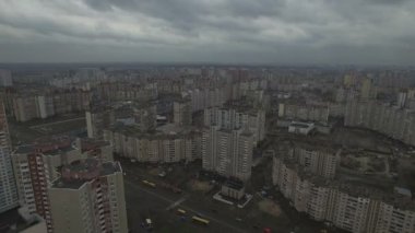 Hava dron görüntüleri gri distopik kentsel alanın aynı evleriyle
