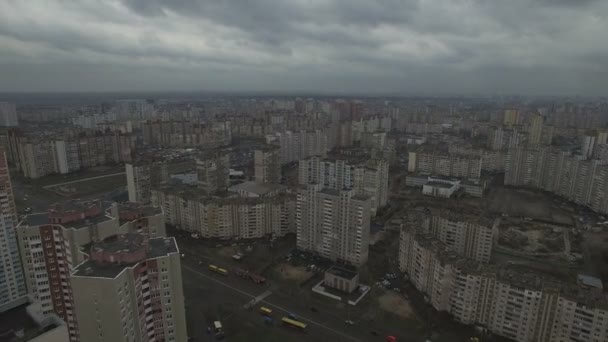 Imágenes aéreas de drones del área urbana distópica gris con casas idénticas — Vídeos de Stock