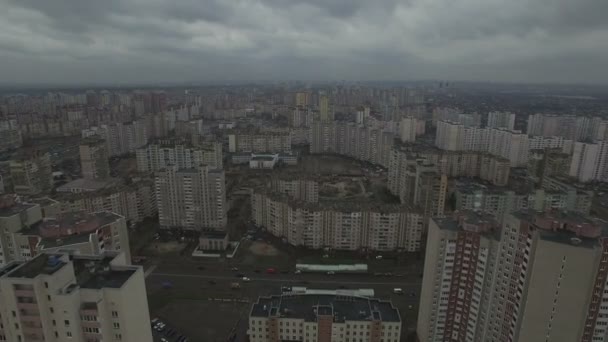 Images aériennes de drones de zone urbaine dystopique grise avec des maisons identiques — Video