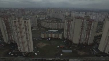 Hava dron görüntüleri gri distopik kentsel alanın aynı evleriyle