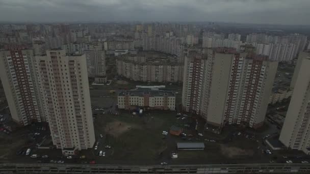 동일 주택으로 회색 dystopian 도시 지역의 공중 무인 항공기 영상 — 비디오