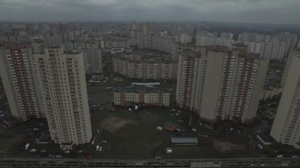 Luchtfoto drone beelden van grijze dystopische stedelijk gebied met identieke huizen — Stockvideo