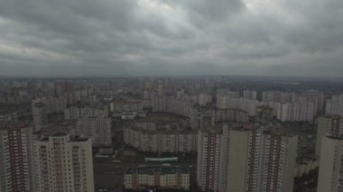 Hava dron görüntüleri gri distopik kentsel alanın aynı evleriyle