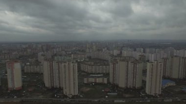 Hava dron görüntüleri gri distopik kentsel alanın aynı evleriyle