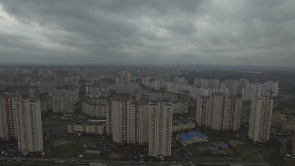 Antenn drönare footage av grå dystopiska stadsområde med identiska hus — Stockvideo