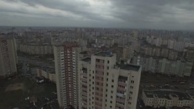 Hava dron görüntüleri gri distopik kentsel alanın aynı evleriyle