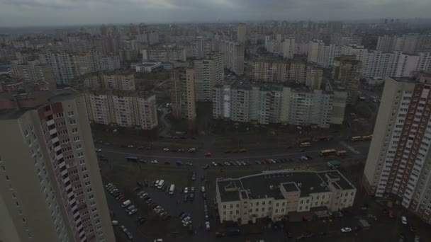 Відеозапис повітряного безпілотника сірої дистопічної міської зони з ідентичними будинками — стокове відео