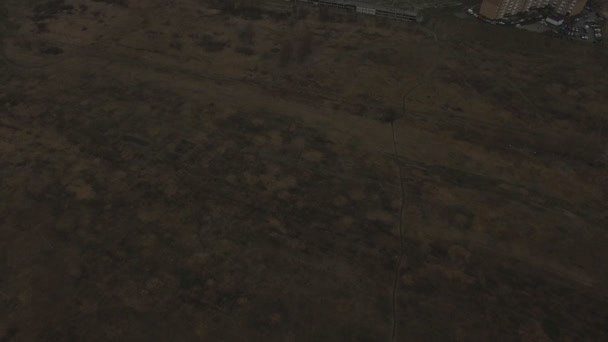 Images aériennes de drones de banlieues urbaines grises avec des maisons identiques — Video