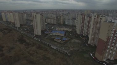 Hava dron görüntüleri gri kentsel Sehir disi alanlar aynı evleriyle