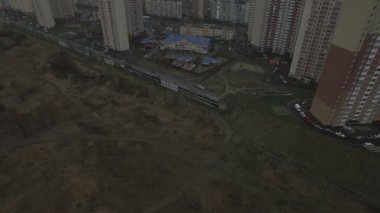 Hava dron görüntüleri gri kentsel Sehir disi alanlar aynı evleriyle