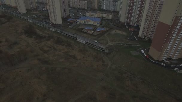 Imágenes aéreas de drones de las afueras grises de la ciudad urbana con casas idénticas — Vídeo de stock