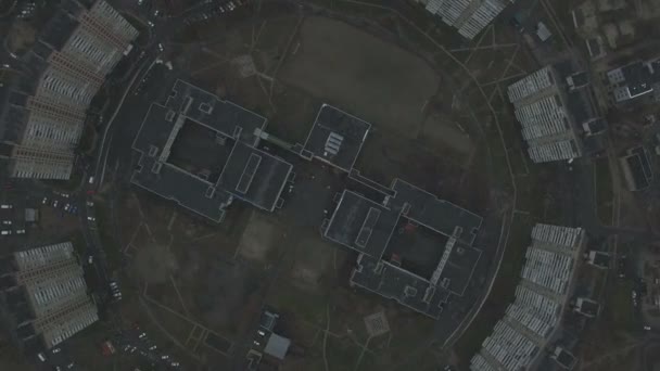 Imagens aéreas do padrão cinzento das casas soviéticas. URSS casas idênticas — Vídeo de Stock