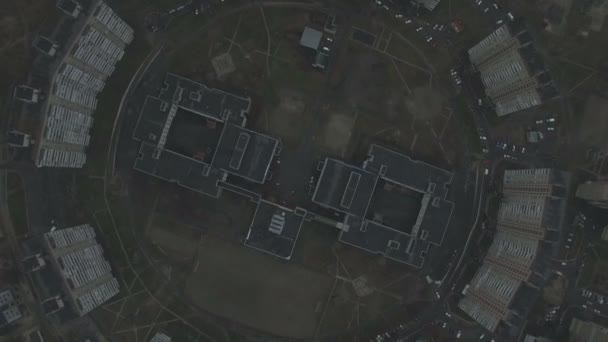 Images aériennes de motifs de maisons soviétiques grises. URSS maisons identiques — Video