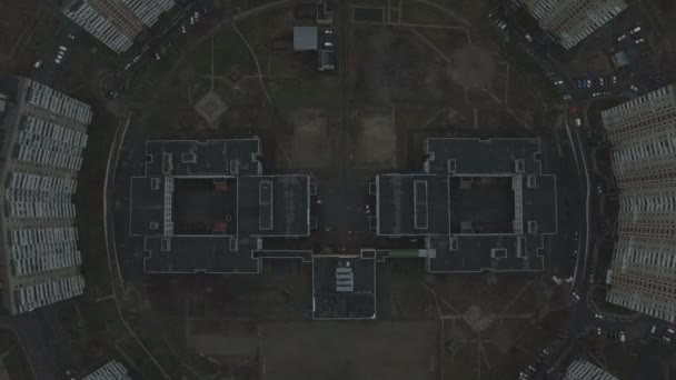 Imagens aéreas do padrão cinzento das casas soviéticas. URSS casas idênticas — Vídeo de Stock