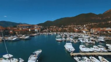 Havadan görüntüleri tekneler ve yatlar liman Tivat. Karadağ