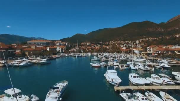 Εναέρια πλάνα βάρκες και κότερα στο λιμάνι Tivat. Μαυροβούνιο — Αρχείο Βίντεο