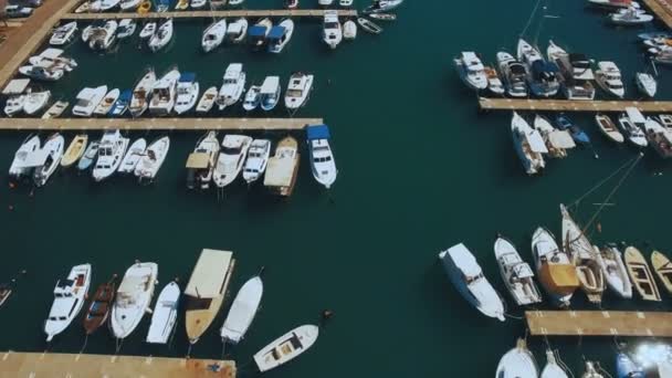 Повітряних кадри човнів і катерів в гавані Тіват. Чорногорія — стокове відео
