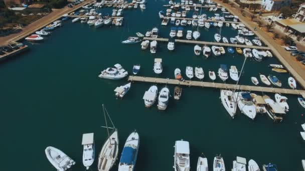 Εναέρια πλάνα βάρκες και κότερα στο λιμάνι Tivat. Μαυροβούνιο — Αρχείο Βίντεο