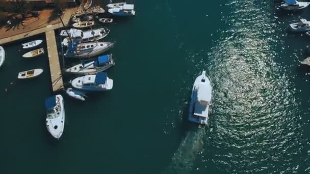 Εναέρια πλάνα βάρκα κίνηση από το λιμάνι του Τιβάτ. Μαυροβούνιο — Αρχείο Βίντεο