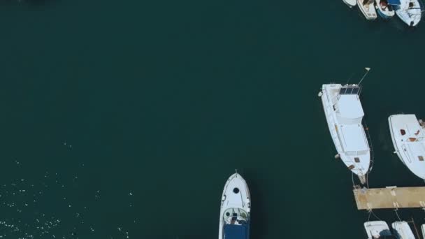 O barco de filmagem aérea sai do porto de Tivat. Montenegro — Vídeo de Stock