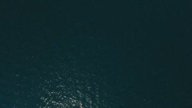 Hava manzara mavi deniz dalgaları üzerinde. Su arka plan dokusu