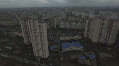Hava dron görüntüleri gri distopik kentsel alanın aynı evleriyle