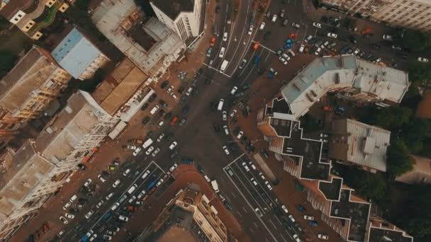 Vista aérea de arriba abajo de la intersección con una gran cantidad de coches — Vídeos de Stock