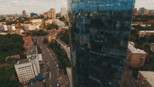 旧市街の真ん中に近代的なビジネス センターの空中映像 — ストック動画