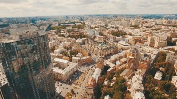 Filmagem aérea do moderno centro de negócios no meio da cidade velha — Vídeo de Stock