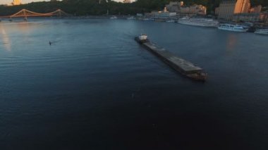 Mavna üzerinde günbatımı hava görüntüleri city port yakınındaki Nehri boyunca yelken