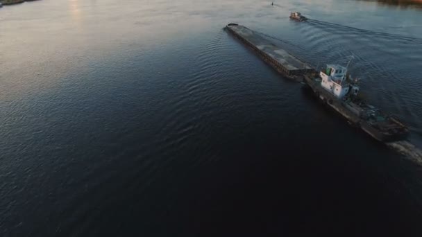Bárka vitorlák, közel a kikötő város a folyó mentén, a naplemente légifelvételek — Stock videók
