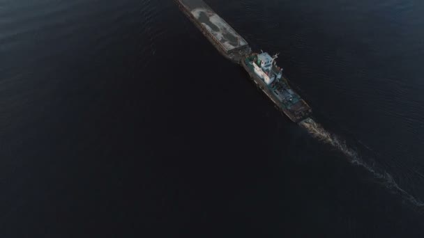 Barge naviga lungo il fiume vicino al porto della città al tramonto riprese aeree — Video Stock