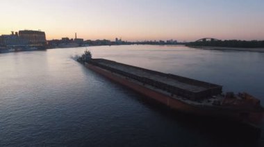 Mavna üzerinde günbatımı hava görüntüleri city port yakınındaki Nehri boyunca yelken